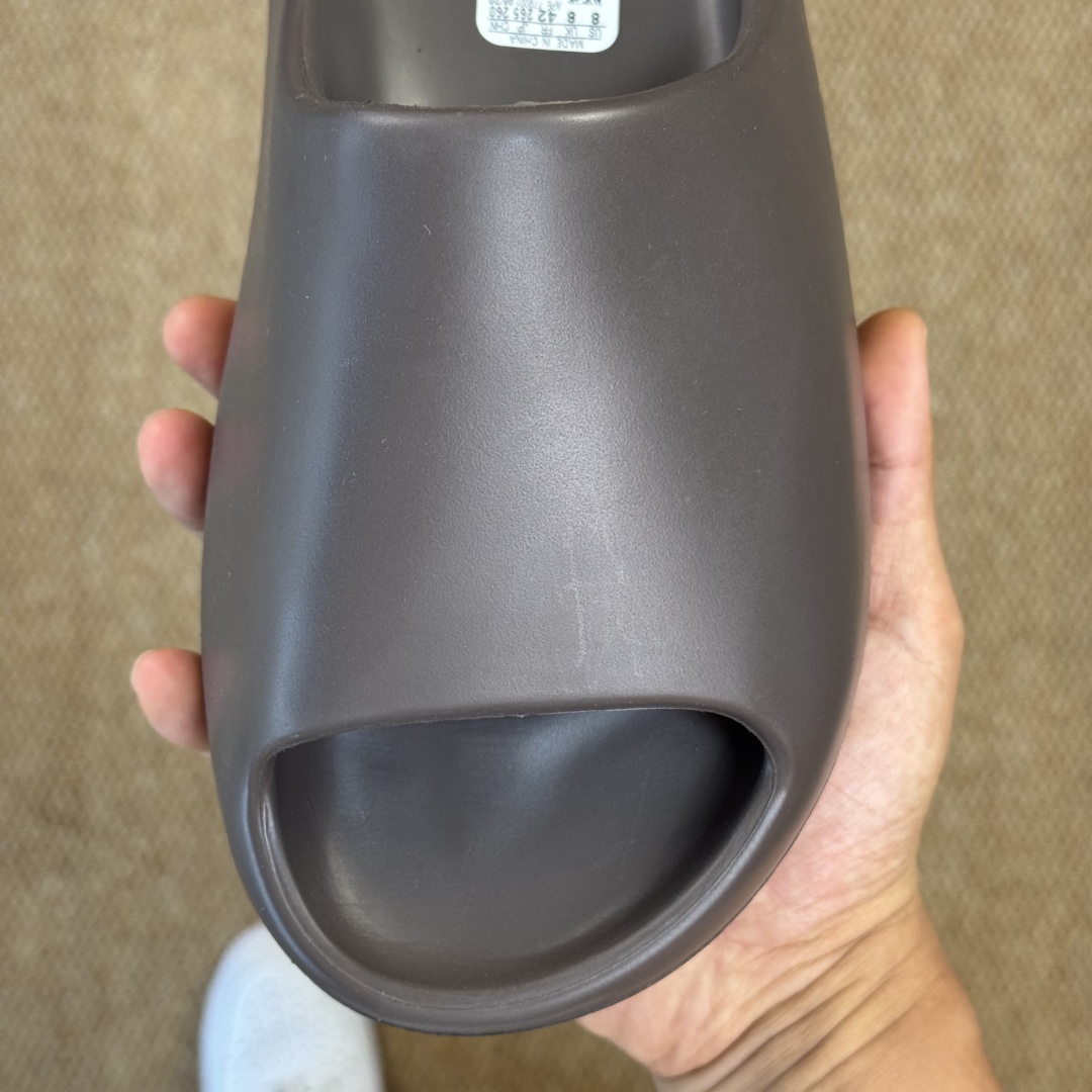  
Yeezy椰子拖鞋 光面款：G55495棕色
顶级用料无任何异味和多余毛边！
品质拉满价格拉到底！

