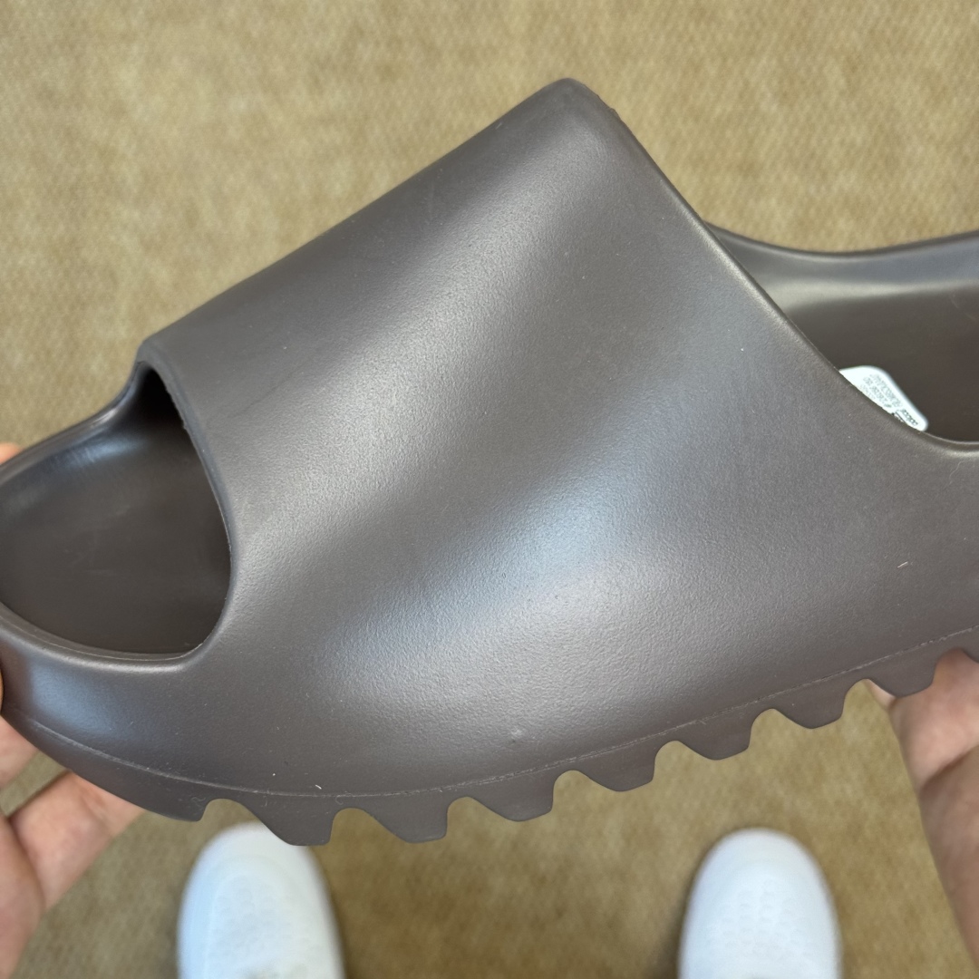  
Yeezy椰子拖鞋 光面款：G55495棕色
顶级用料无任何异味和多余毛边！
品质拉满价格拉到底！
