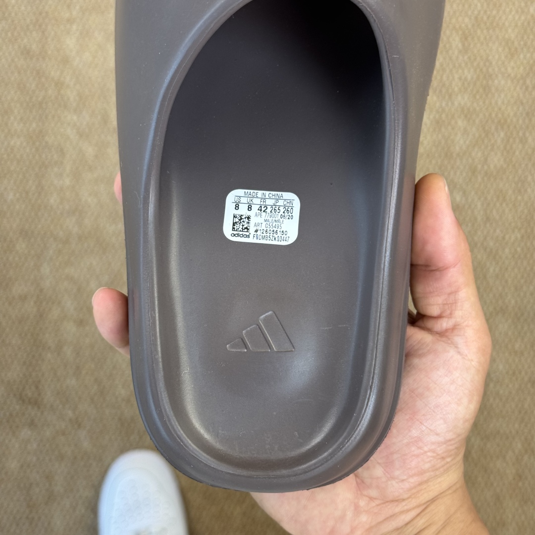  
Yeezy椰子拖鞋 光面款：G55495棕色
顶级用料无任何异味和多余毛边！
品质拉满价格拉到底！
