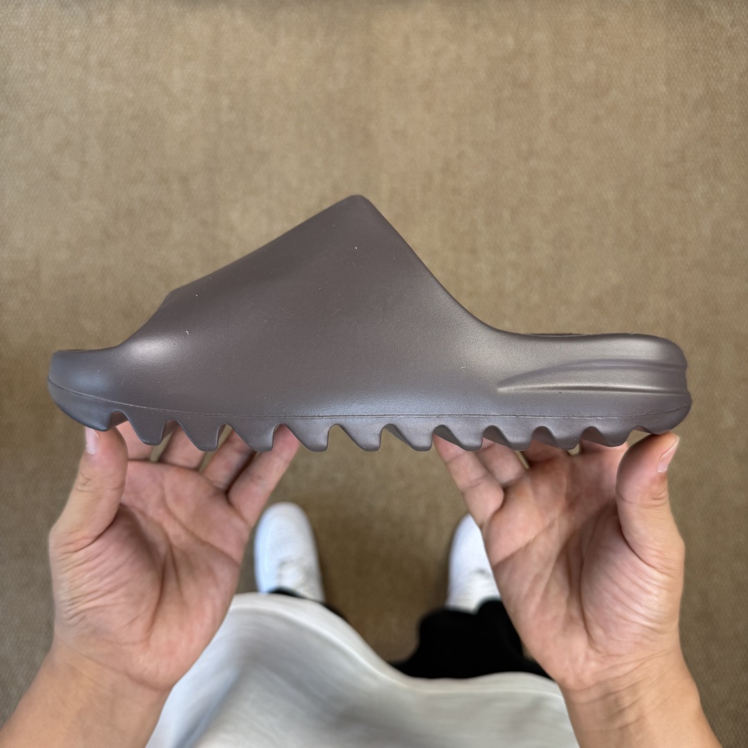  
Yeezy椰子拖鞋 光面款：G55495棕色
顶级用料无任何异味和多余毛边！
品质拉满价格拉到底！
