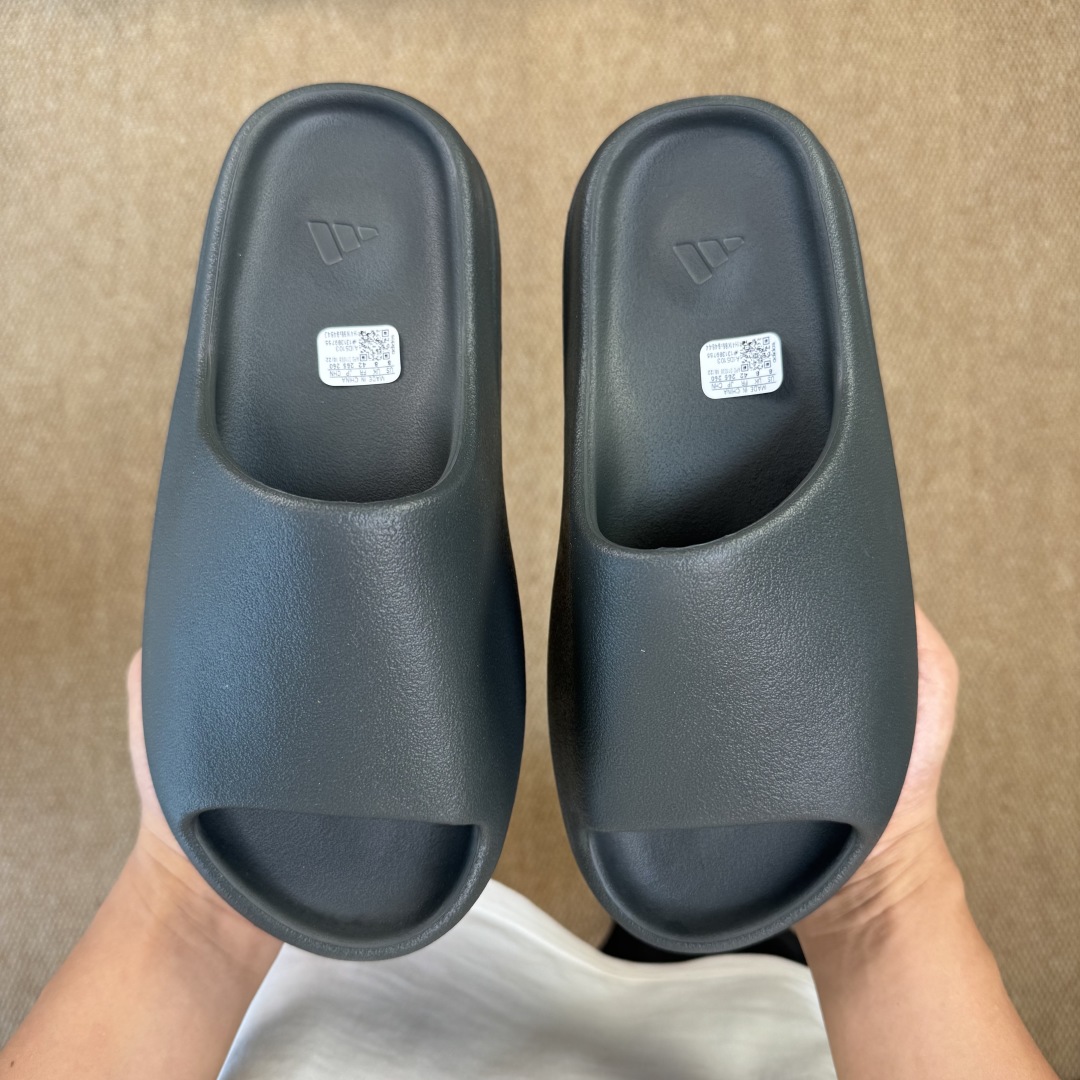  
Yeezy椰子拖鞋 雾面款：ID5103炫酷黑
顶级用料无任何异味和多余毛边！
品质拉满价格拉到底！