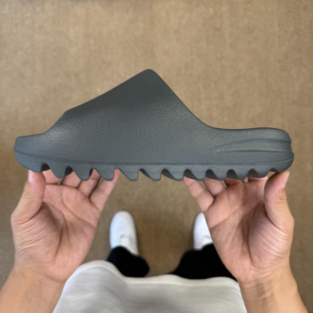  
Yeezy椰子拖鞋 雾面款：ID5103炫酷黑
顶级用料无任何异味和多余毛边！
品质拉满价格拉到底！