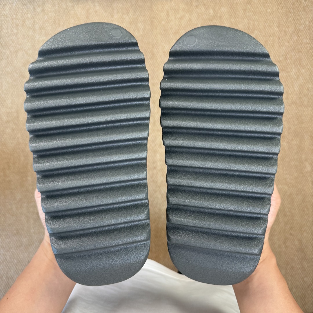  
Yeezy椰子拖鞋 雾面款：ID5103炫酷黑
顶级用料无任何异味和多余毛边！
品质拉满价格拉到底！
