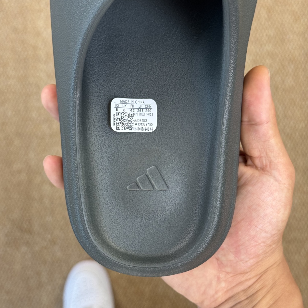 
Yeezy椰子拖鞋 雾面款：ID5103炫酷黑
顶级用料无任何异味和多余毛边！
品质拉满价格拉到底！