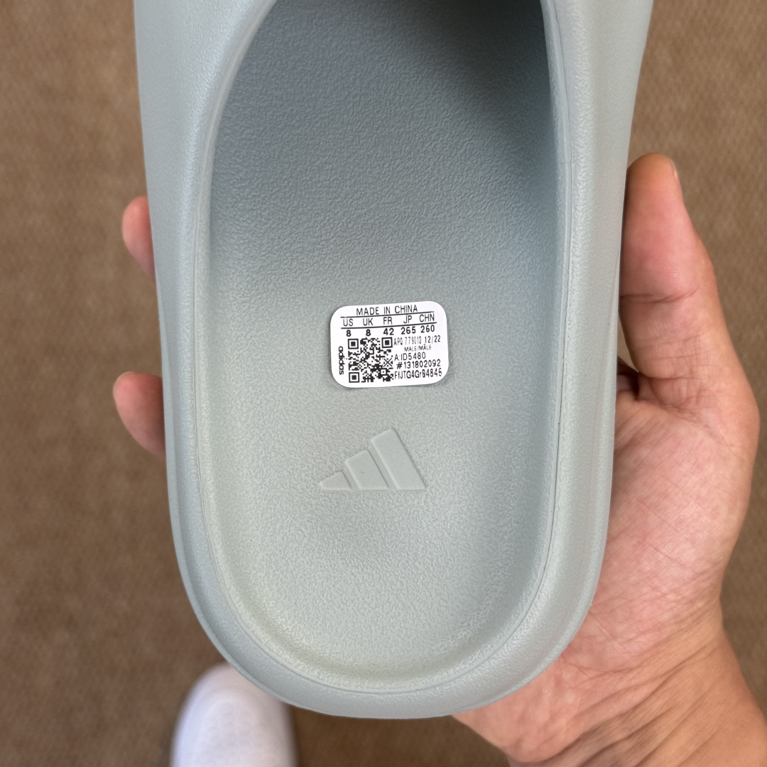  
Yeezy椰子拖鞋 雾面款：ID5480浅灰绿
顶级用料无任何异味和多余毛边！
品质拉满价格拉到底！