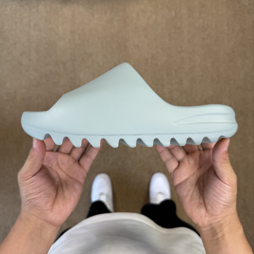  
Yeezy椰子拖鞋 雾面款：ID5480浅灰绿
顶级用料无任何异味和多余毛边！
品质拉满价格拉到底！