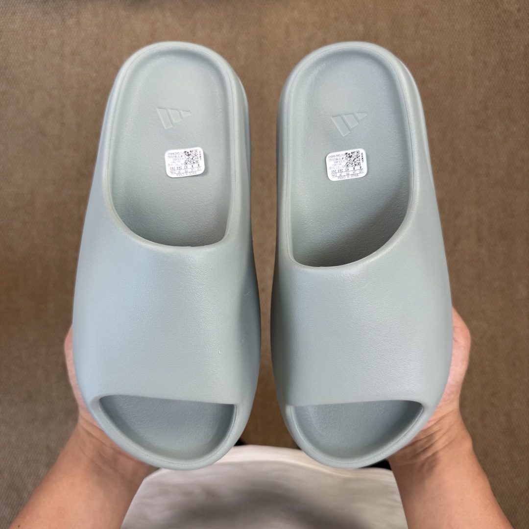  
Yeezy椰子拖鞋 雾面款：ID5480浅灰绿
顶级用料无任何异味和多余毛边！
品质拉满价格拉到底！