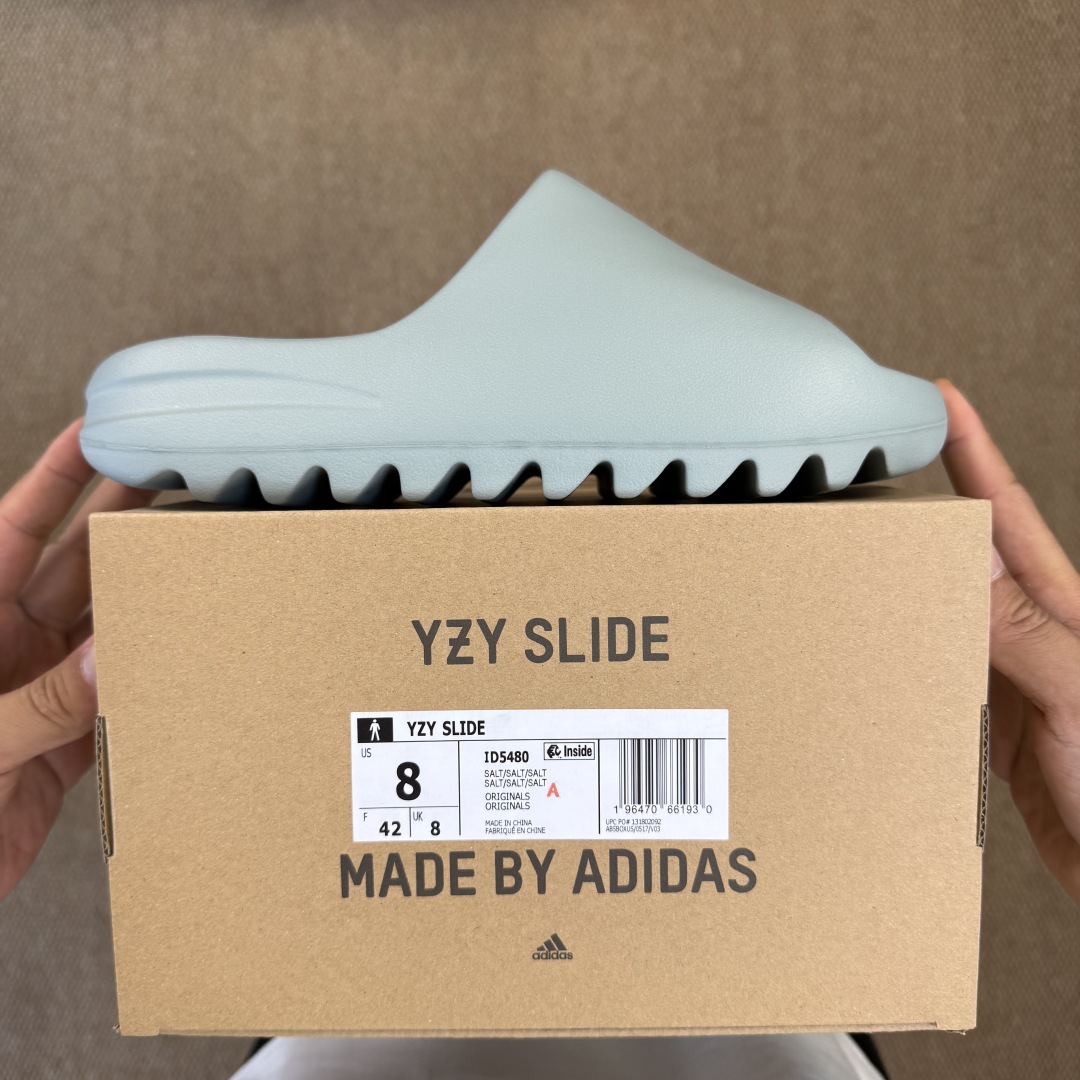  
Yeezy椰子拖鞋 雾面款：ID5480浅灰绿
顶级用料无任何异味和多余毛边！
品质拉满价格拉到底！