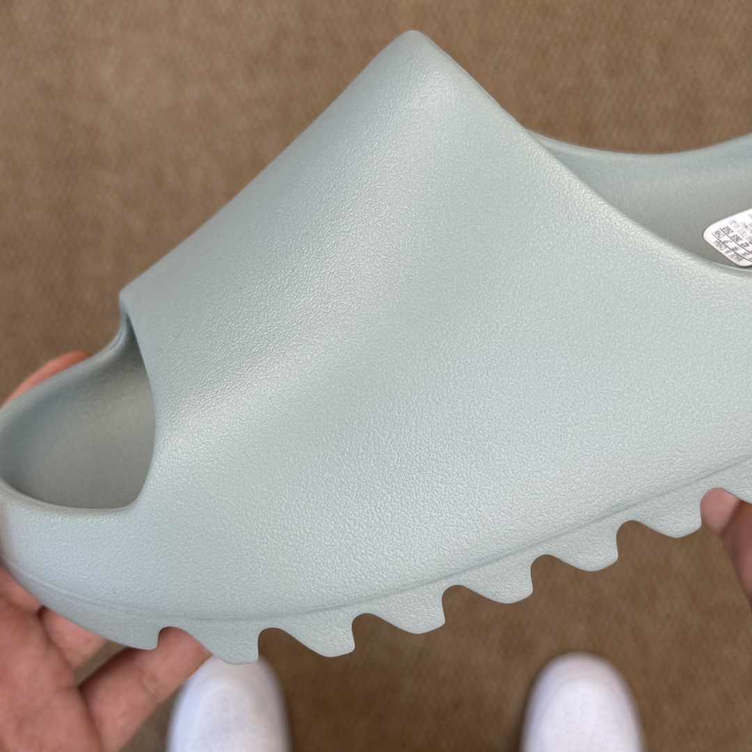  
Yeezy椰子拖鞋 雾面款：ID5480浅灰绿
顶级用料无任何异味和多余毛边！
品质拉满价格拉到底！