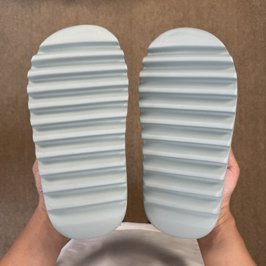  
Yeezy椰子拖鞋 雾面款：ID5480浅灰绿
顶级用料无任何异味和多余毛边！
品质拉满价格拉到底！