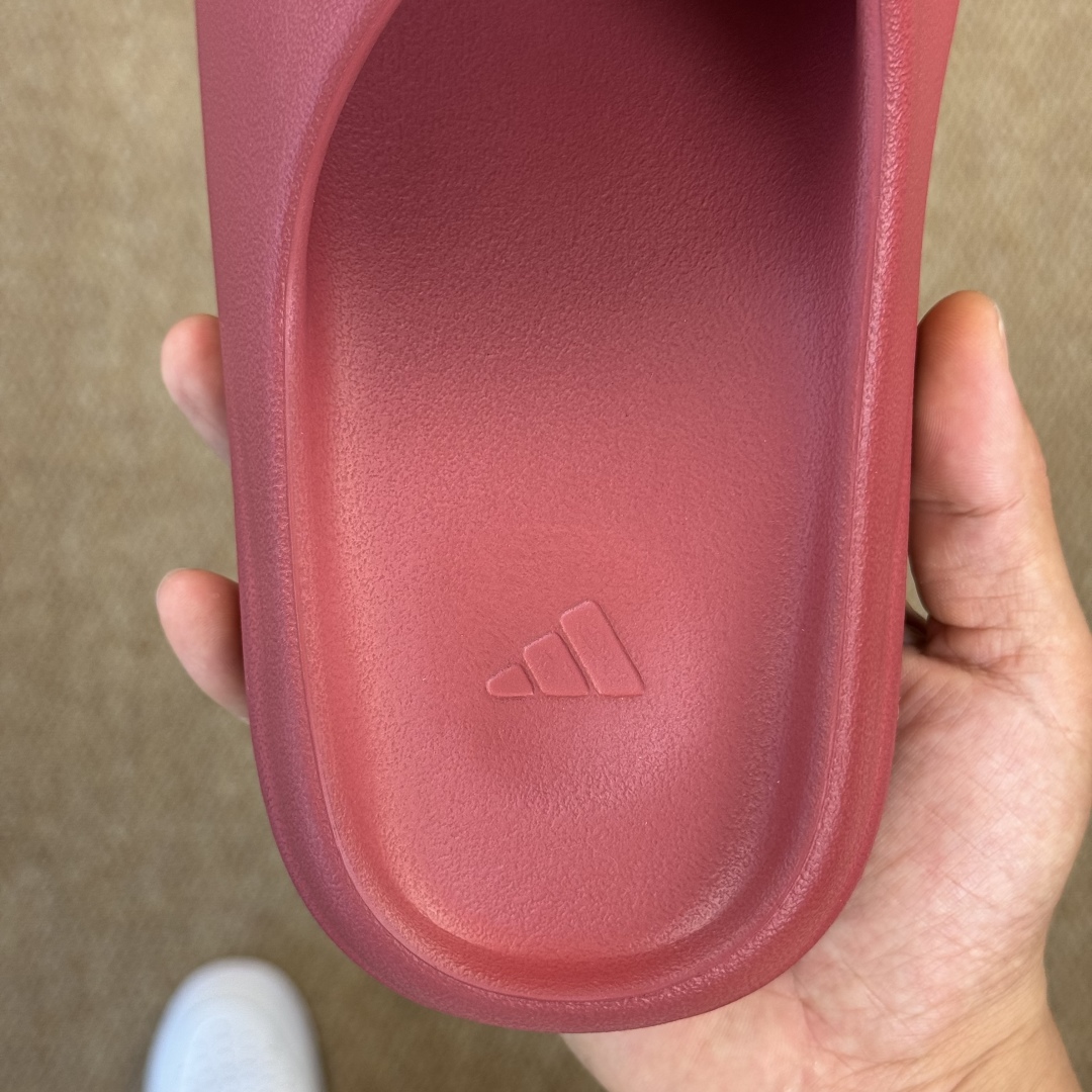  
Yeezy椰子拖鞋 雾面款：ID5988酒红
顶级用料无任何异味和多余毛边！
品质拉满价格拉到底！
