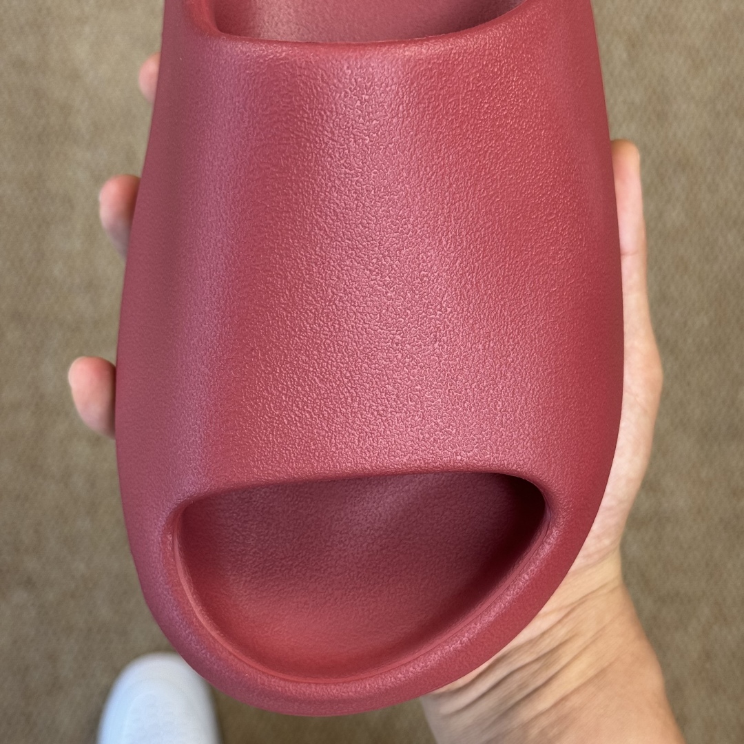  
Yeezy椰子拖鞋 雾面款：ID5988酒红
顶级用料无任何异味和多余毛边！
品质拉满价格拉到底！
