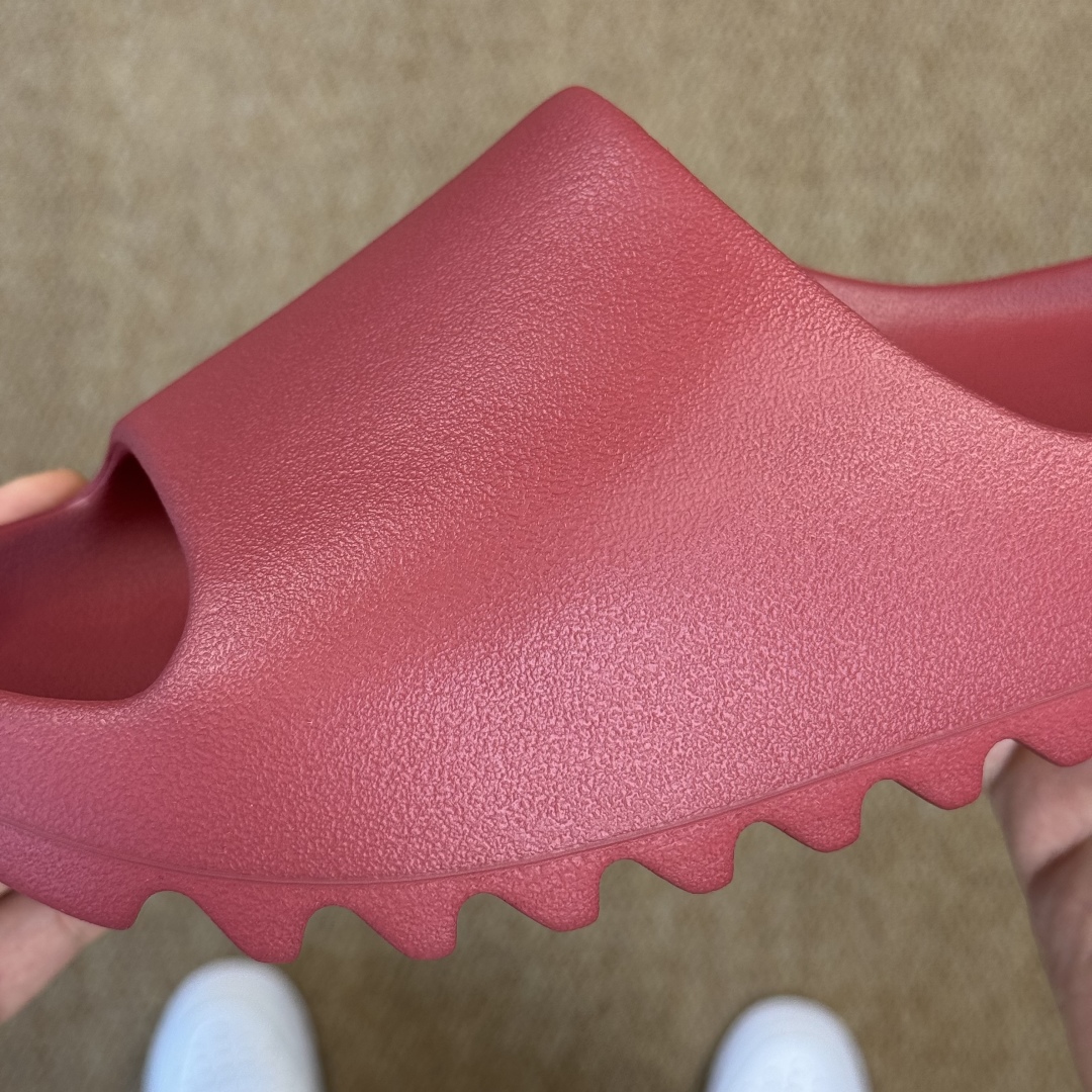  
Yeezy椰子拖鞋 雾面款：ID5988酒红
顶级用料无任何异味和多余毛边！
品质拉满价格拉到底！
