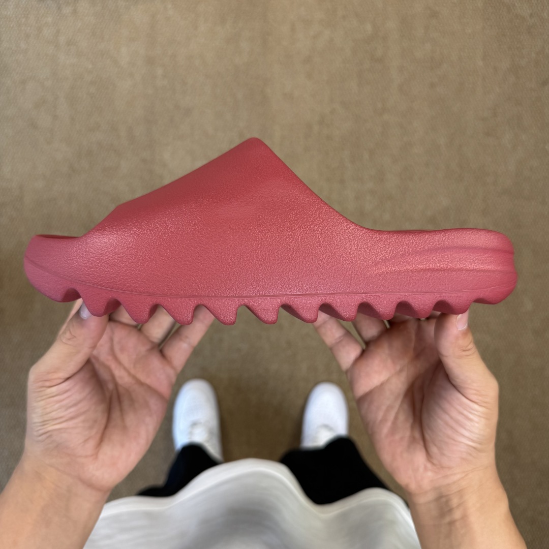  
Yeezy椰子拖鞋 雾面款：ID5988酒红
顶级用料无任何异味和多余毛边！
品质拉满价格拉到底！
