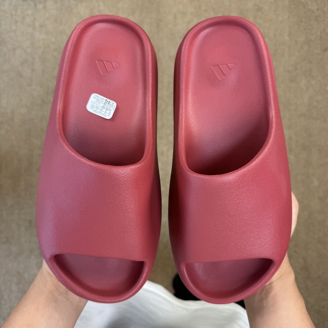  
Yeezy椰子拖鞋 雾面款：ID5988酒红
顶级用料无任何异味和多余毛边！
品质拉满价格拉到底！
