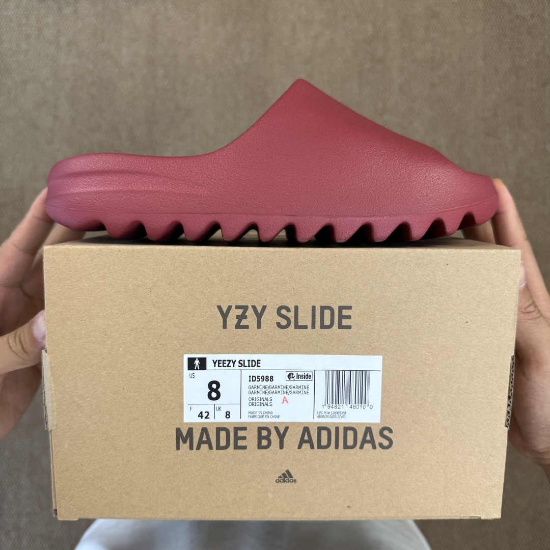  
Yeezy椰子拖鞋 雾面款：ID5988酒红
顶级用料无任何异味和多余毛边！
品质拉满价格拉到底！

