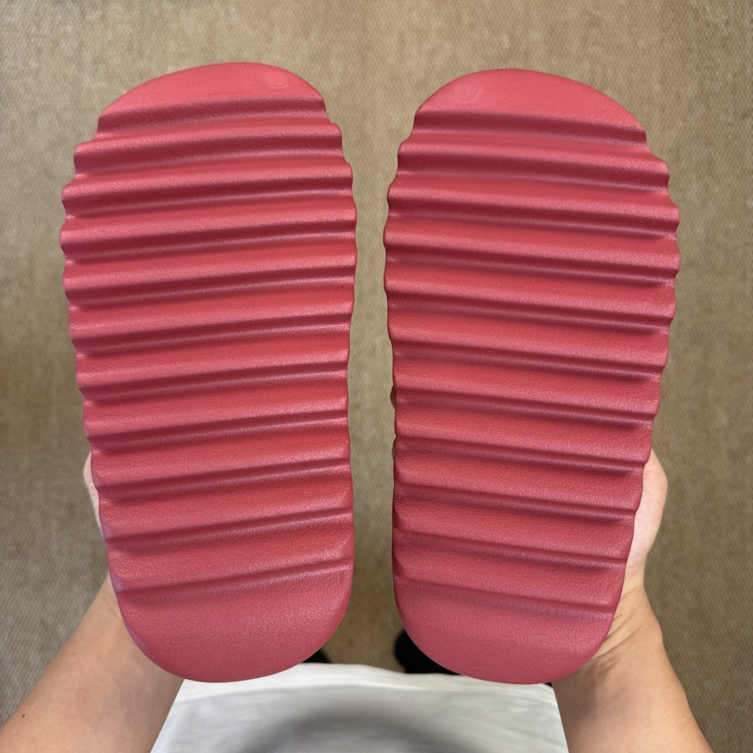 
Yeezy椰子拖鞋 雾面款：ID5988酒红
顶级用料无任何异味和多余毛边！
品质拉满价格拉到底！
