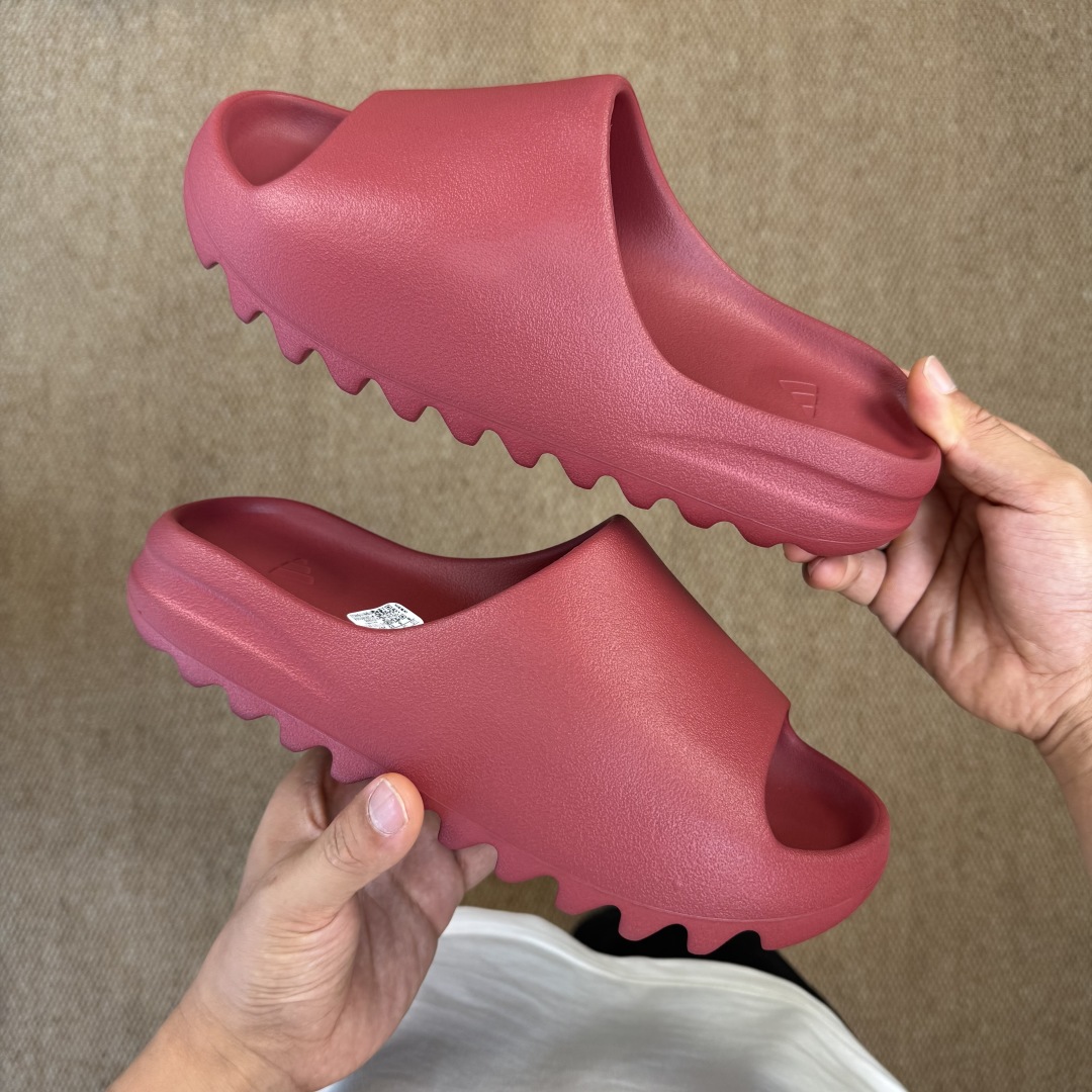  
Yeezy椰子拖鞋 雾面款：ID5988酒红
顶级用料无任何异味和多余毛边！
品质拉满价格拉到底！
