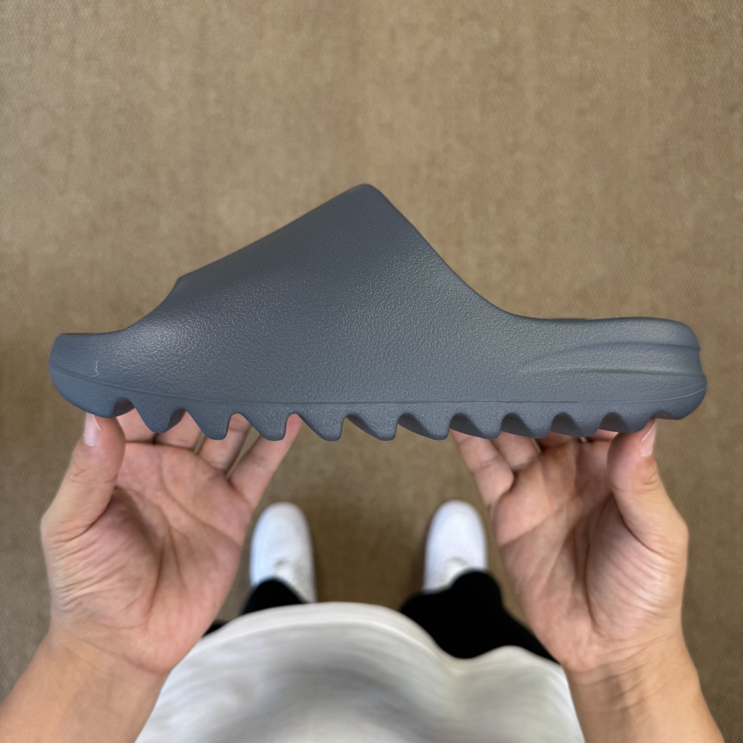 
Yeezy椰子拖鞋 雾面款：ID2350深灰
顶级用料无任何异味和多余毛边！
品质拉满价格拉到底！

