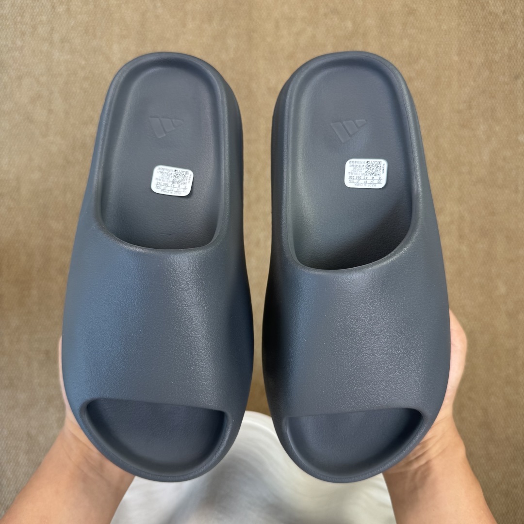  
Yeezy椰子拖鞋 雾面款：ID2350深灰
顶级用料无任何异味和多余毛边！
品质拉满价格拉到底！
