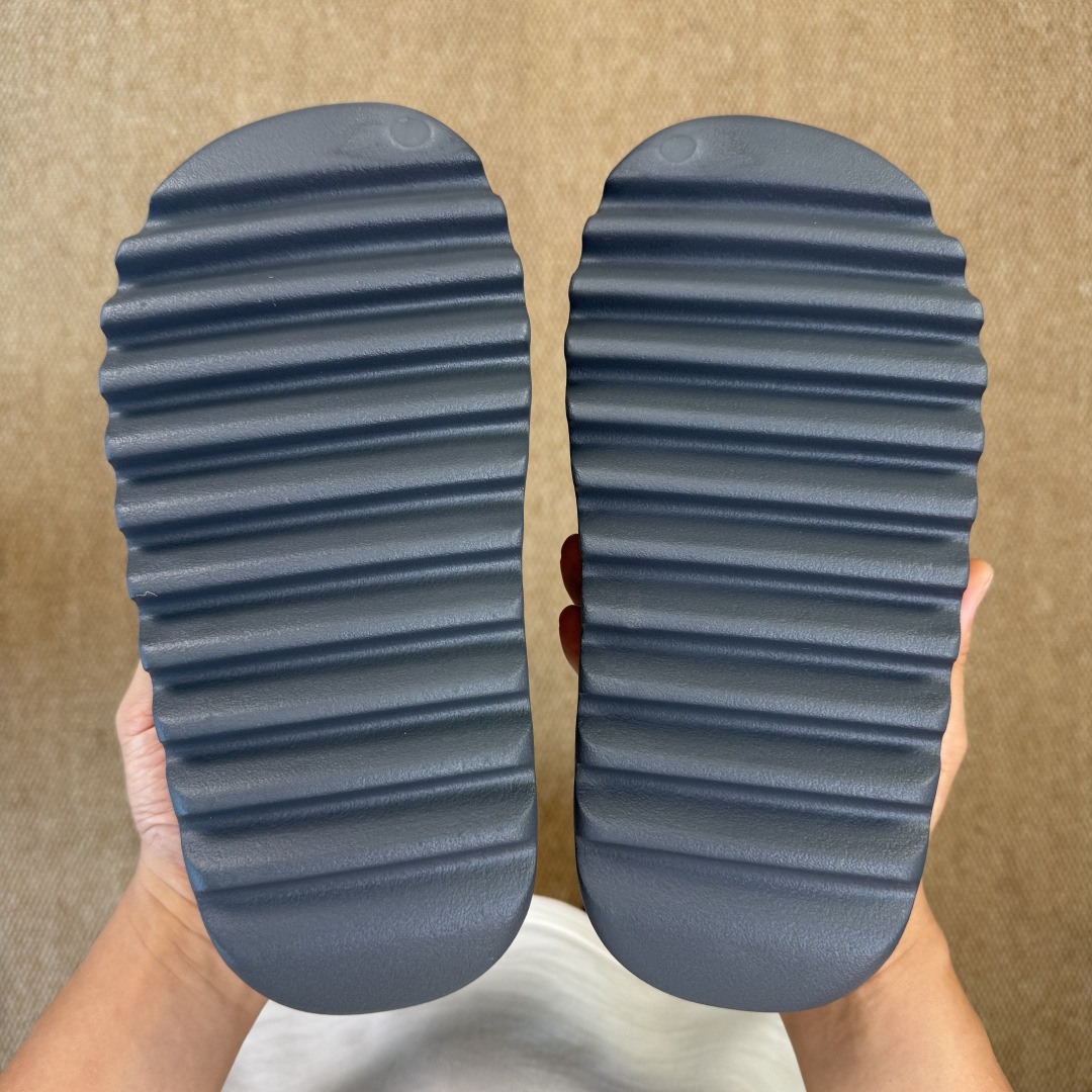  
Yeezy椰子拖鞋 雾面款：ID2350深灰
顶级用料无任何异味和多余毛边！
品质拉满价格拉到底！

