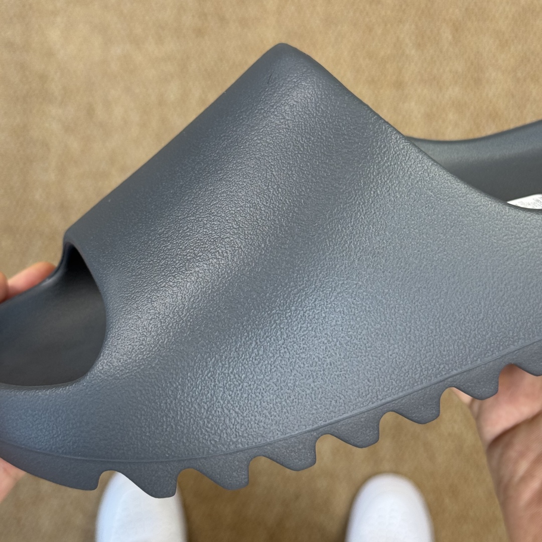  
Yeezy椰子拖鞋 雾面款：ID2350深灰
顶级用料无任何异味和多余毛边！
品质拉满价格拉到底！
