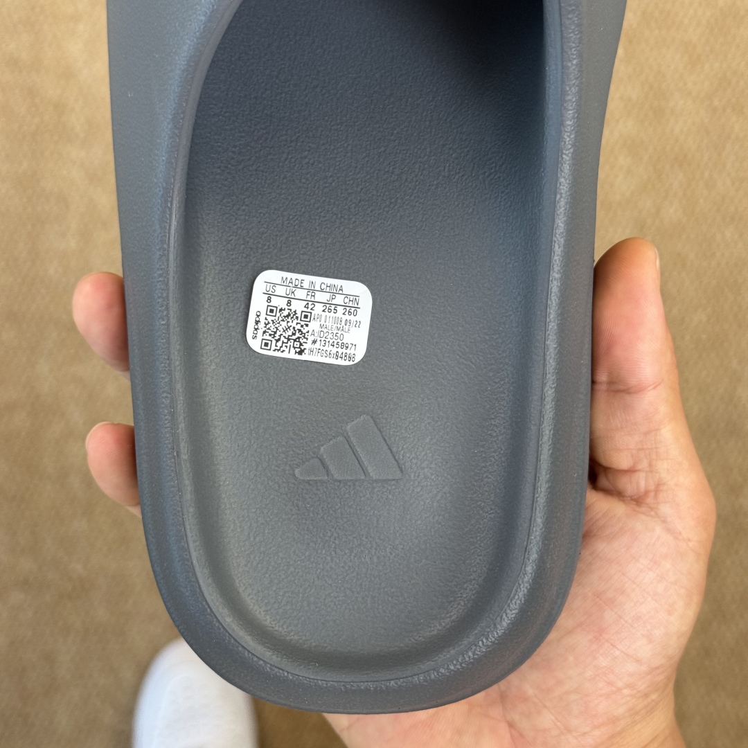  
Yeezy椰子拖鞋 雾面款：ID2350深灰
顶级用料无任何异味和多余毛边！
品质拉满价格拉到底！
