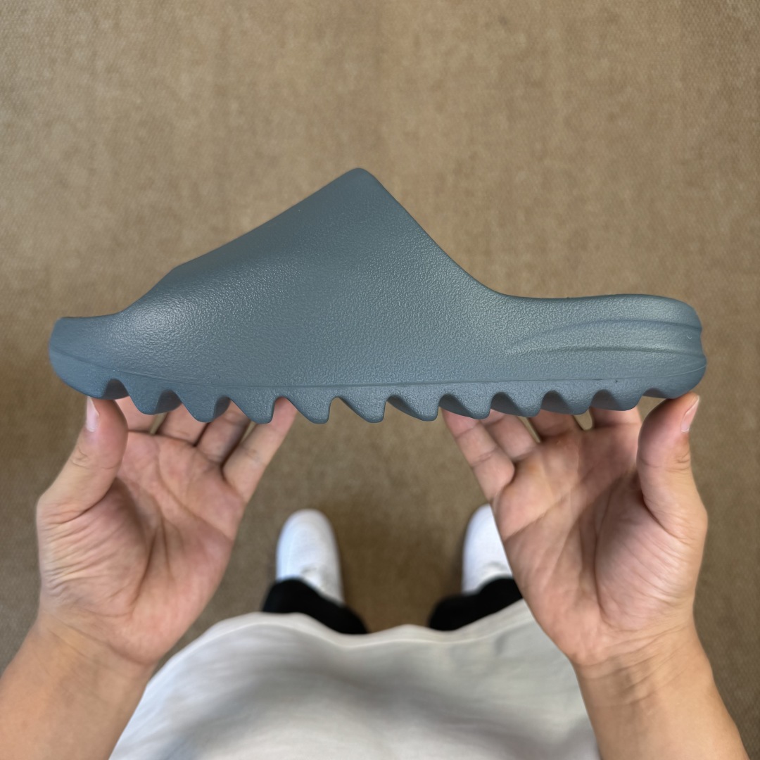  
Yeezy椰子拖鞋 雾面款：ID2349深灰绿
顶级用料无任何异味和多余毛边！
品质拉满价格拉到底！