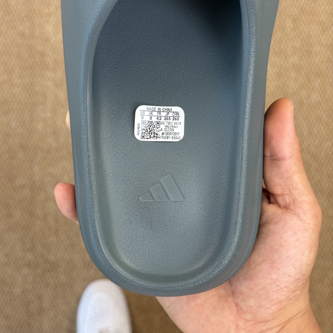  
Yeezy椰子拖鞋 雾面款：ID2349深灰绿
顶级用料无任何异味和多余毛边！
品质拉满价格拉到底！