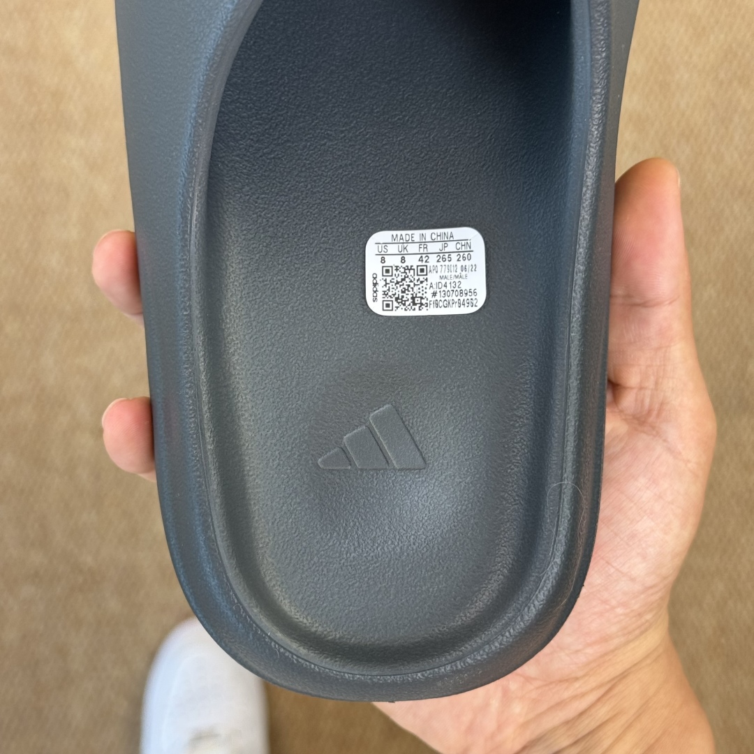  
Yeezy椰子拖鞋 雾面款：ID4132深灰色
顶级用料无任何异味和多余毛边！
品质拉满价格拉到底！