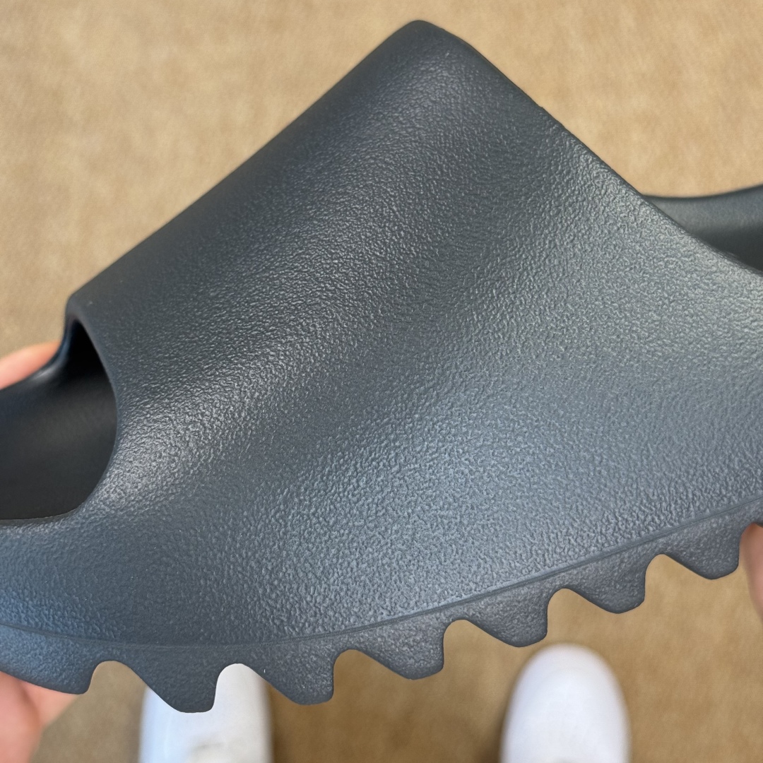  
Yeezy椰子拖鞋 雾面款：ID4132深灰色
顶级用料无任何异味和多余毛边！
品质拉满价格拉到底！