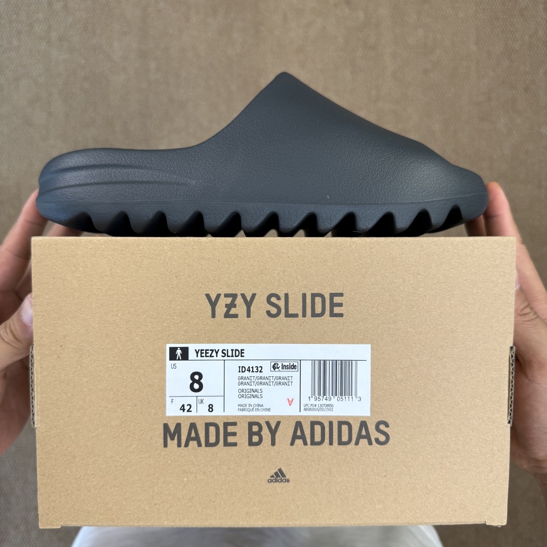  
Yeezy椰子拖鞋 雾面款：ID4132深灰色
顶级用料无任何异味和多余毛边！
品质拉满价格拉到底！