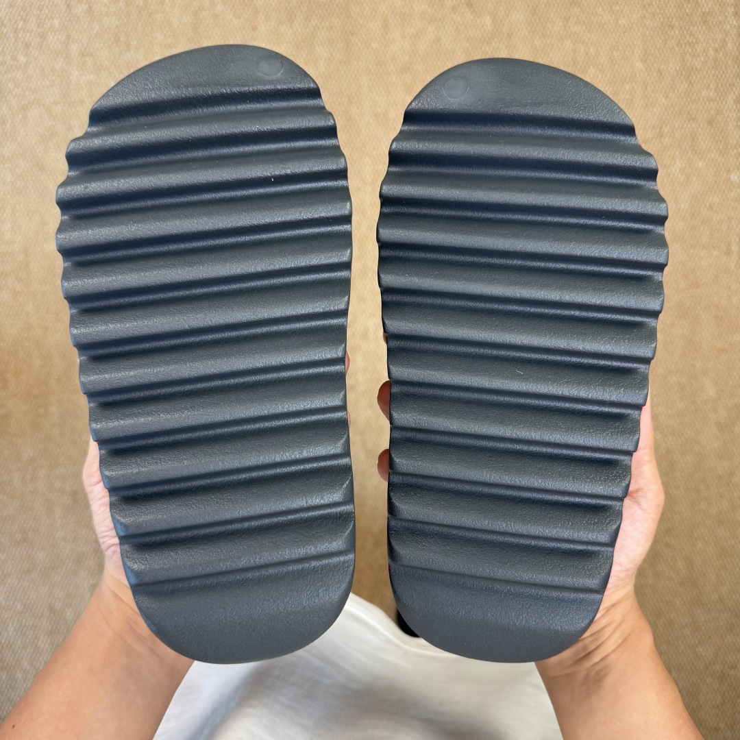 
Yeezy椰子拖鞋 雾面款：ID4132深灰色
顶级用料无任何异味和多余毛边！
品质拉满价格拉到底！