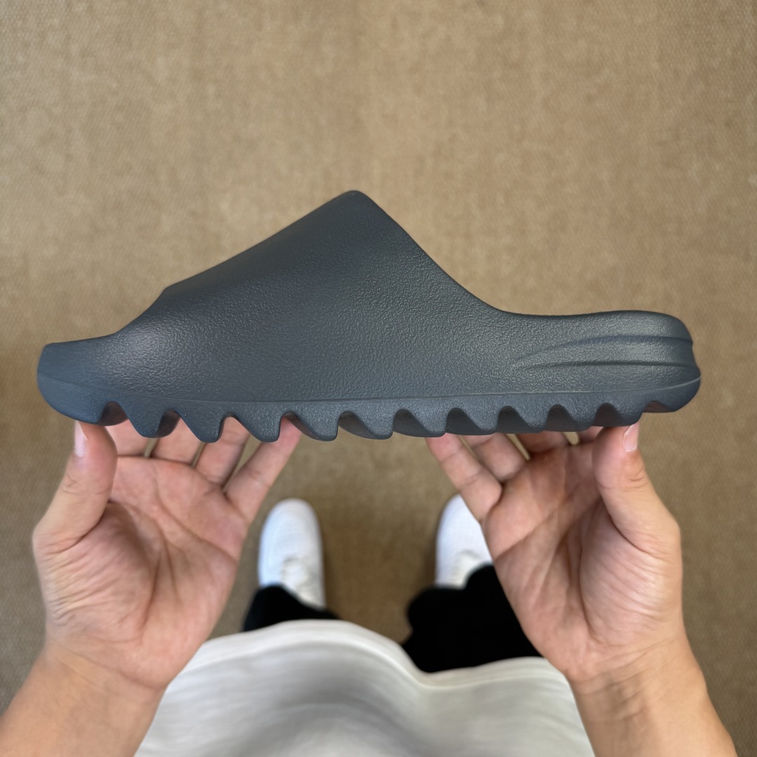  
Yeezy椰子拖鞋 雾面款：ID4132深灰色
顶级用料无任何异味和多余毛边！
品质拉满价格拉到底！