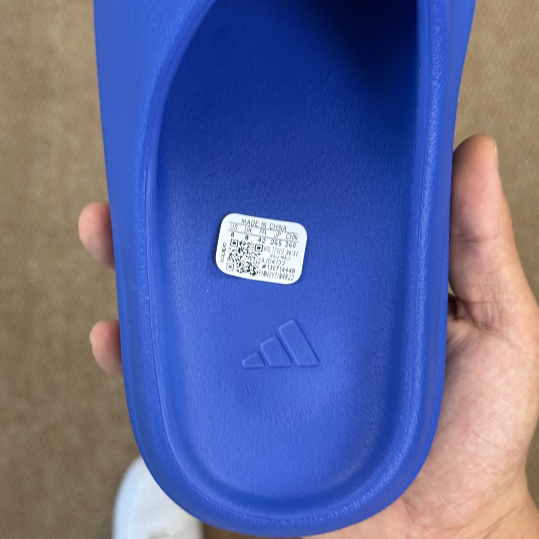  
Yeezy椰子拖鞋 雾面款：ID4133蓝色
顶级用料无任何异味和多余毛边！
品质拉满价格拉到底！
