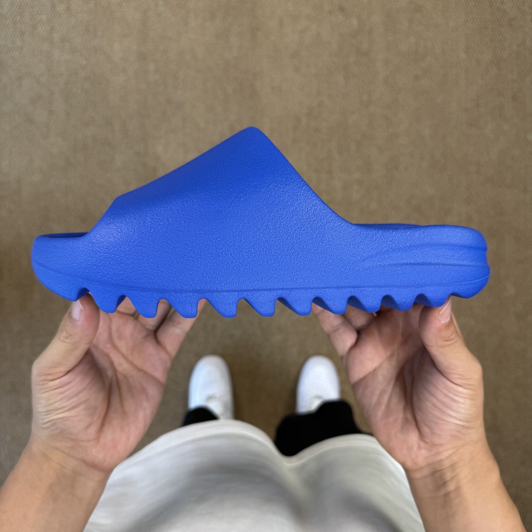  
Yeezy椰子拖鞋 雾面款：ID4133蓝色
顶级用料无任何异味和多余毛边！
品质拉满价格拉到底！
