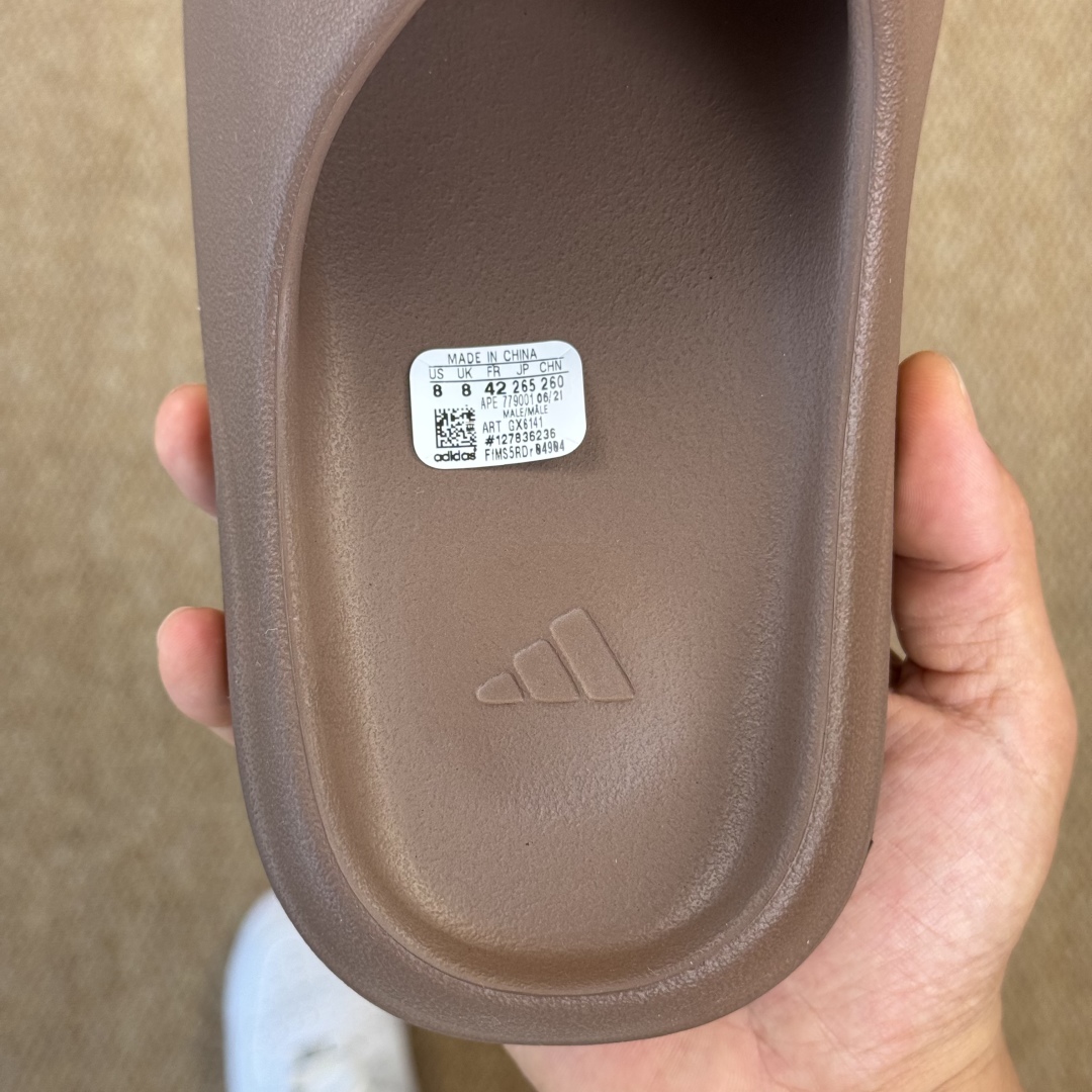  
Yeezy椰子拖鞋 雾面款：GX6141咖啡色
顶级用料无任何异味和多余毛边！
品质拉满价格拉到底！