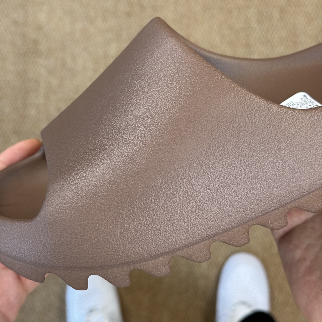  
Yeezy椰子拖鞋 雾面款：GX6141咖啡色
顶级用料无任何异味和多余毛边！
品质拉满价格拉到底！