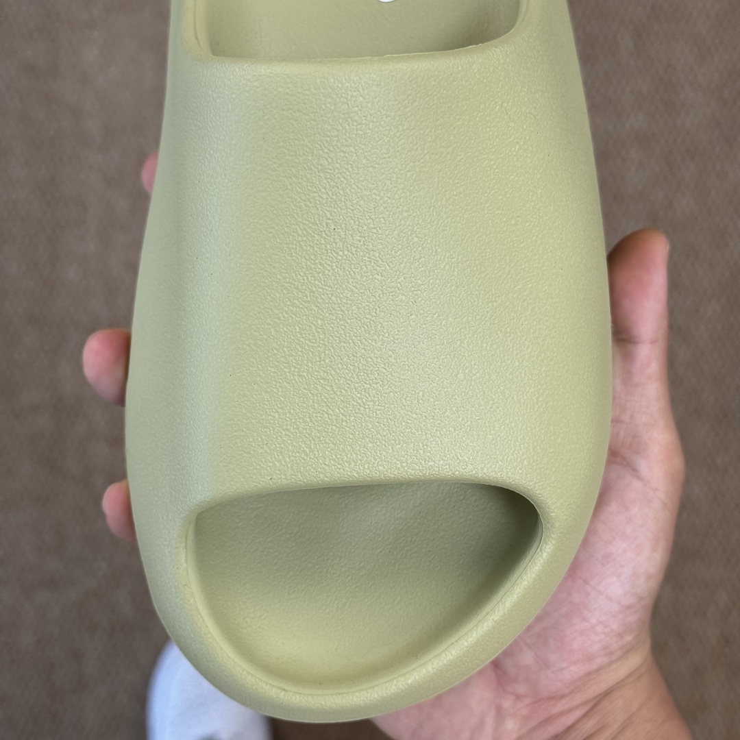  
Yeezy椰子拖鞋 雾面款：FZ5904豆绿
顶级用料无任何异味和多余毛边！
品质拉满价格拉到底！
