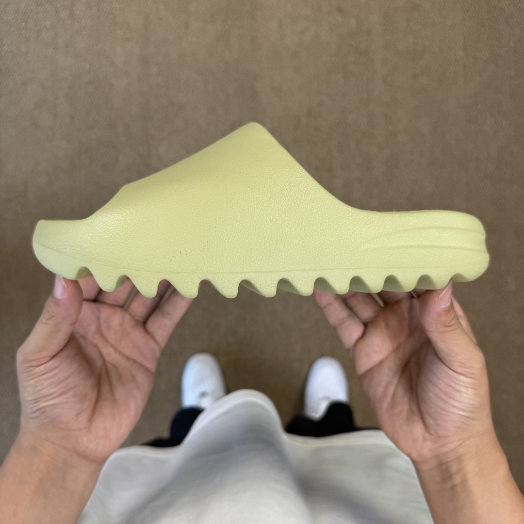  
Yeezy椰子拖鞋 雾面款：FZ5904豆绿
顶级用料无任何异味和多余毛边！
品质拉满价格拉到底！
