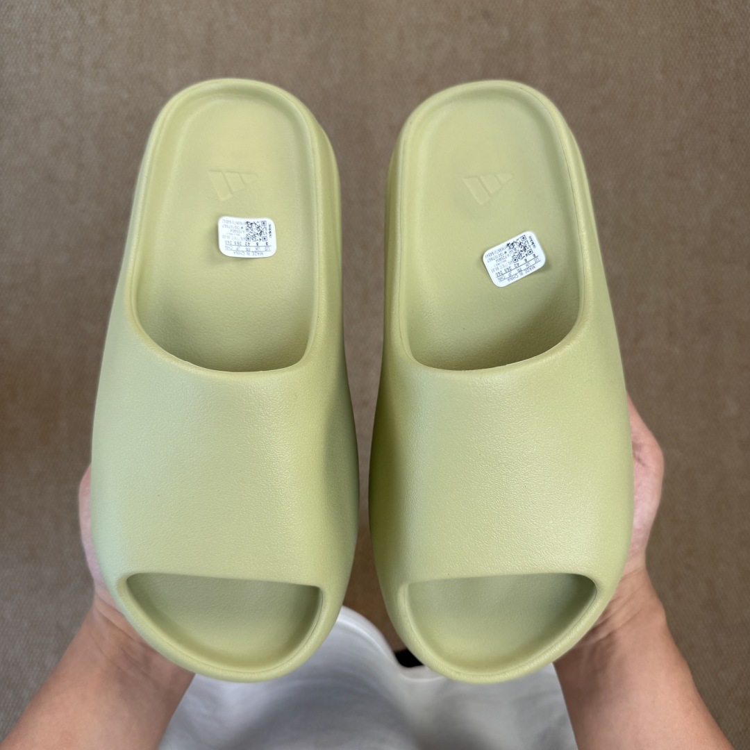  
Yeezy椰子拖鞋 雾面款：FZ5904豆绿
顶级用料无任何异味和多余毛边！
品质拉满价格拉到底！
