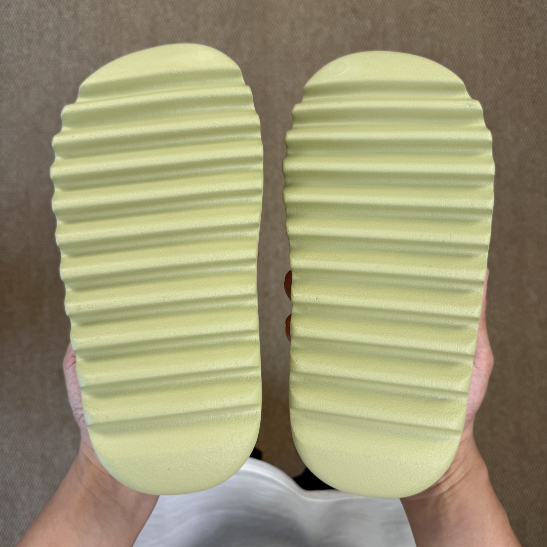  
Yeezy椰子拖鞋 雾面款：FZ5904豆绿
顶级用料无任何异味和多余毛边！
品质拉满价格拉到底！
