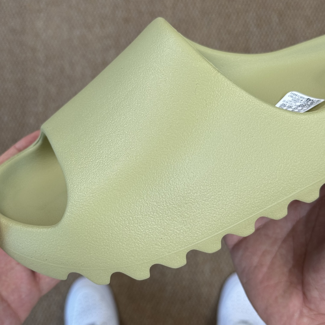  
Yeezy椰子拖鞋 雾面款：FZ5904豆绿
顶级用料无任何异味和多余毛边！
品质拉满价格拉到底！
