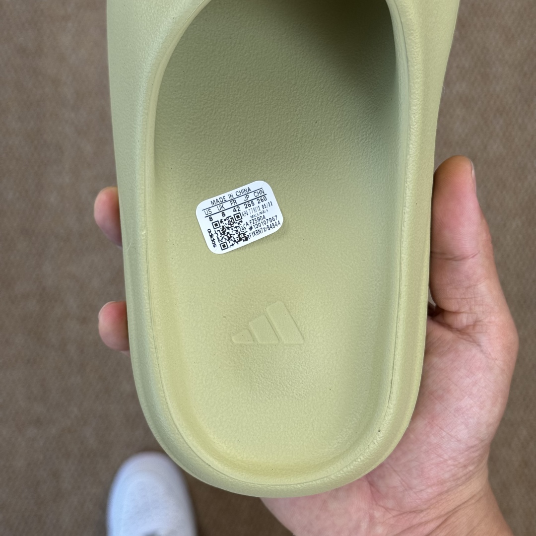  
Yeezy椰子拖鞋 雾面款：FZ5904豆绿
顶级用料无任何异味和多余毛边！
品质拉满价格拉到底！
