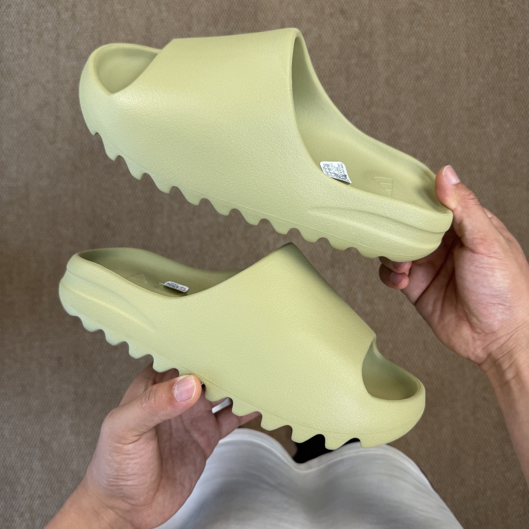  
Yeezy椰子拖鞋 雾面款：FZ5904豆绿
顶级用料无任何异味和多余毛边！
品质拉满价格拉到底！
