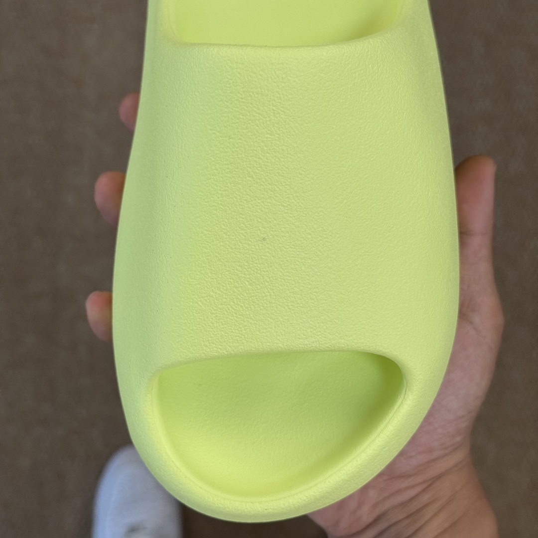  
Yeezy椰子拖鞋 雾面款：HQ6447苹果绿
顶级用料无任何异味和多余毛边！
品质拉满价格拉到底！