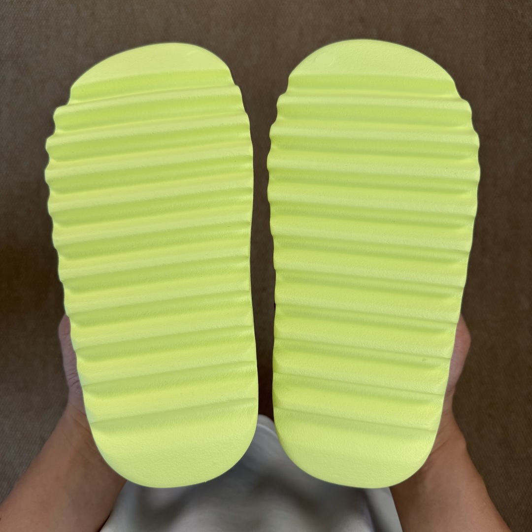  
Yeezy椰子拖鞋 雾面款：HQ6447苹果绿
顶级用料无任何异味和多余毛边！
品质拉满价格拉到底！
