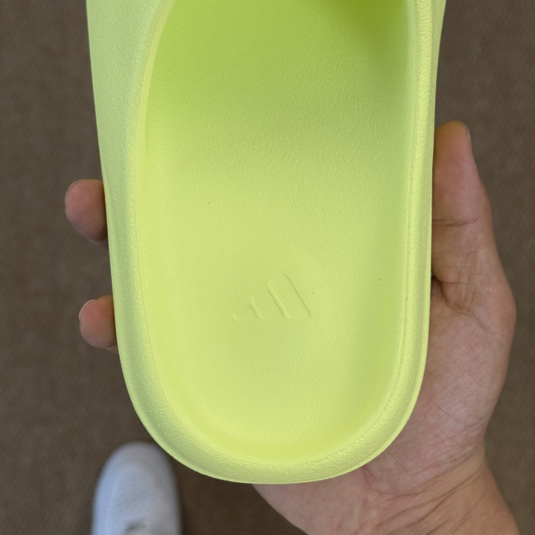  
Yeezy椰子拖鞋 雾面款：HQ6447苹果绿
顶级用料无任何异味和多余毛边！
品质拉满价格拉到底！