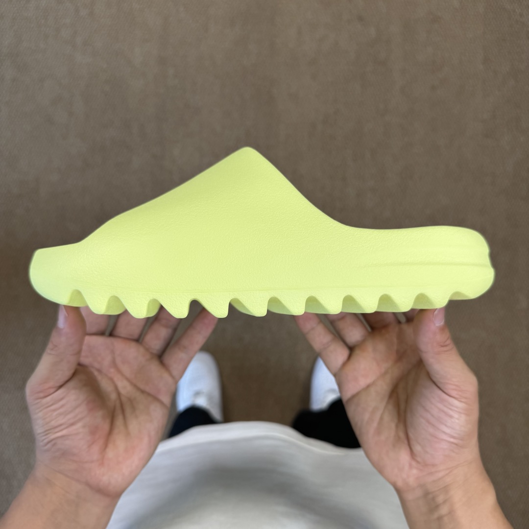 
Yeezy椰子拖鞋 雾面款：HQ6447苹果绿
顶级用料无任何异味和多余毛边！
品质拉满价格拉到底！