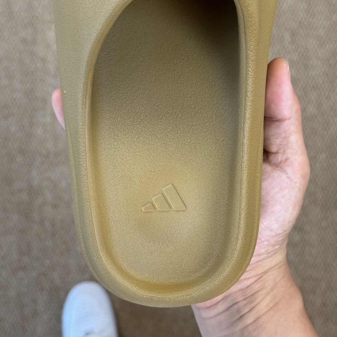  
Yeezy椰子拖鞋 雾面款：GW1931军褐色
顶级用料无任何异味和多余毛边！
品质拉满价格拉到底！